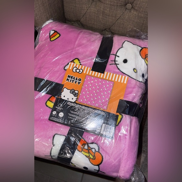 Halloween Hello Kitty Candy Corn Queen Full in Plastic Wrap - Picture 2 of 2